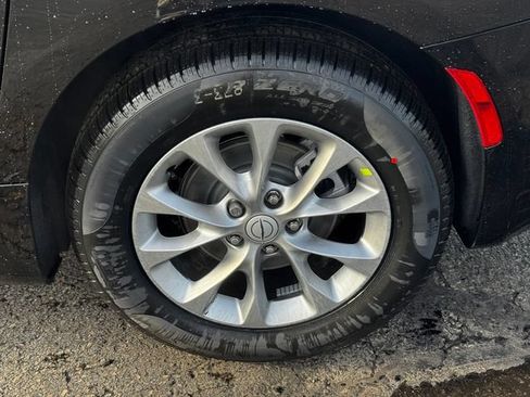 New 2026 Chrysler Pacifica Limited FWD image 11