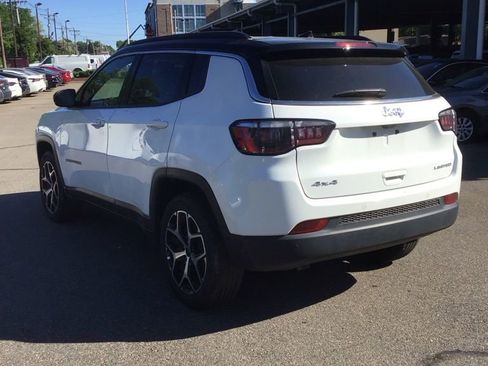 Used 2025 Jeep Compass Limited AWD/4WD image 3