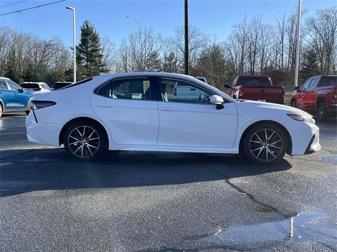 Used 2022 Toyota Camry SE image 6