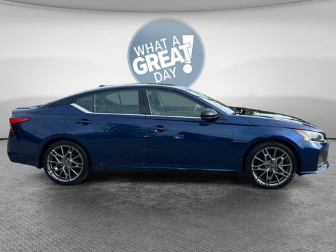 Used 2023 Nissan Altima 2.0 SR FWD image 2