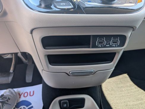 Used 2023 Chrysler Voyager LX FWD image 17