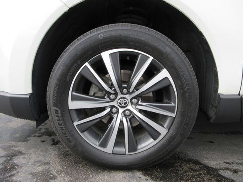 Used 2021 Toyota Venza LE image 18