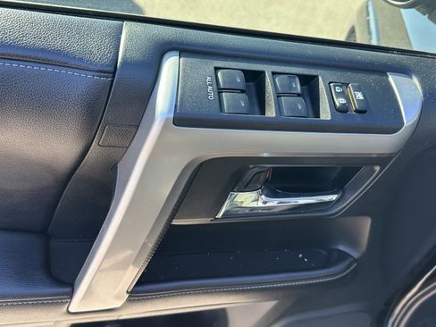 Used 2017 Toyota 4Runner SR5 Premium image 17