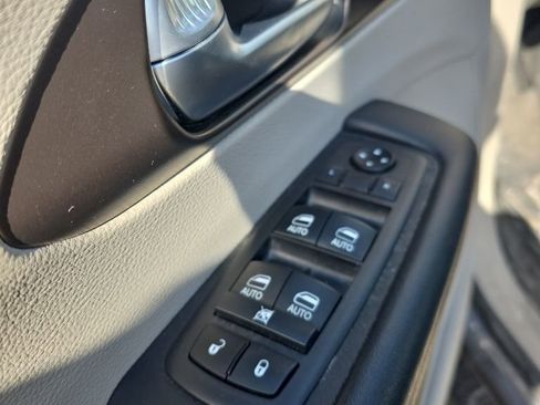 Used 2018 Chrysler Pacifica Touring-L Plus FWD image 7