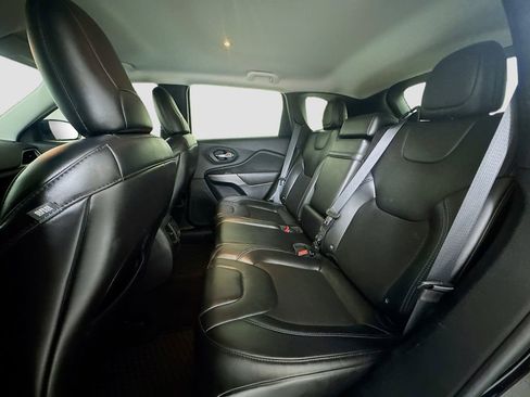 Used 2019 Jeep Cherokee Latitude Plus image 17