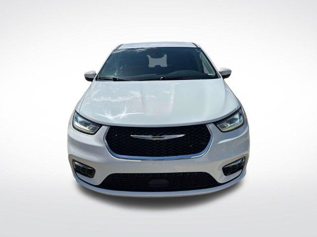 Used 2023 Chrysler Pacifica Touring-L FWD image 2