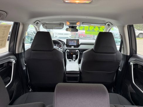 Used 2021 Toyota RAV4 LE image 11