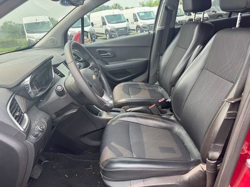 Used 2019 Chevrolet Trax LT w/ LT Convenience Package FWD image 19