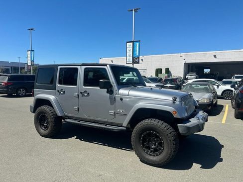 Used 2018 Jeep Wrangler Unlimited Sahara AWD/4WD image 2
