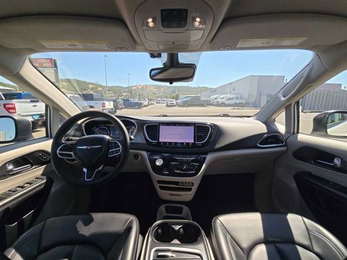 Used 2023 Chrysler Pacifica Touring-L FWD image 15