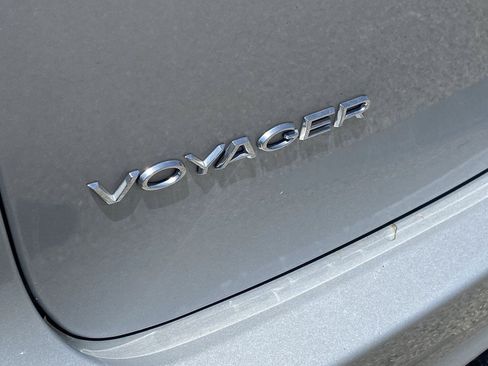 Used 2023 Chrysler Voyager LX FWD image 5