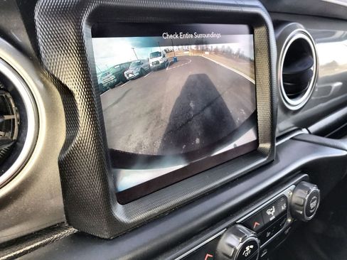 Used 2021 Jeep Wrangler Unlimited Sahara w/ Uconnect 4C Nav & Sound Group image 17