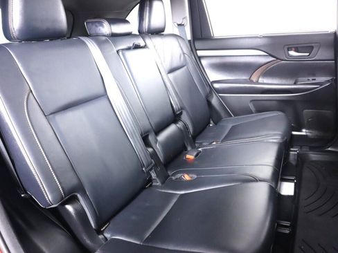Used 2018 Toyota Highlander XLE AWD/4WD image 41