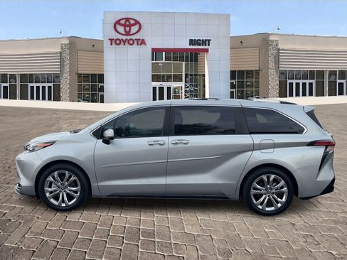 Certified 2022 Toyota Sienna Platinum image 3