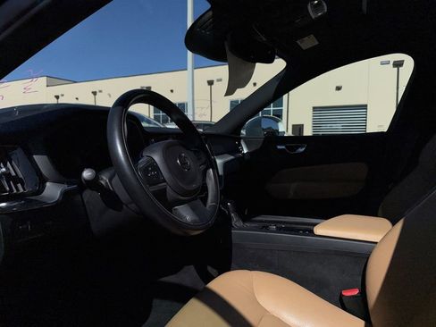 Used 2018 Volvo XC60 T5 Momentum w/ Convenience Package image 6