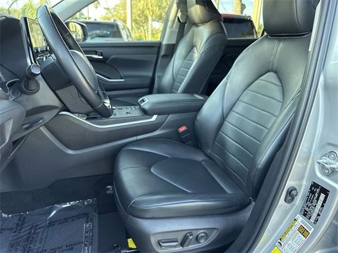Used 2022 Toyota Highlander XLE image 11