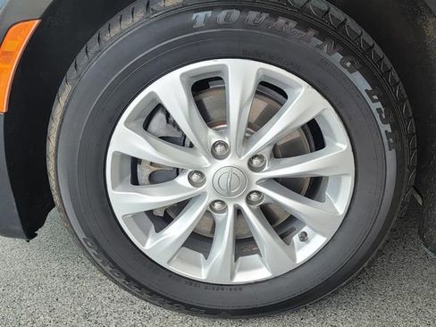 Used 2017 Chrysler Pacifica Touring-L image 6