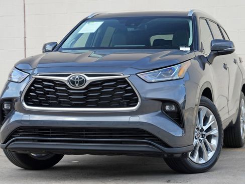 Used 2024 Toyota Highlander Limited AWD/4WD image 3