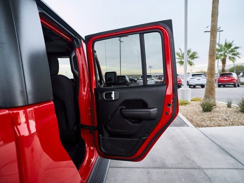 Used 2021 Jeep Gladiator Sport image 16