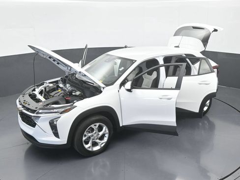 Used 2025 Chevrolet Trax LS w/ LS Convenience Package FWD image 63