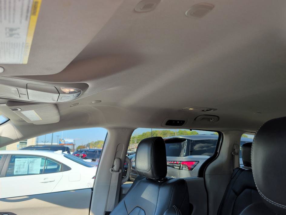 Used 2024 Chrysler Pacifica Touring-L FWD image 27