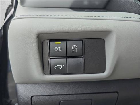 Used 2023 Toyota Highlander XLE AWD/4WD image 25