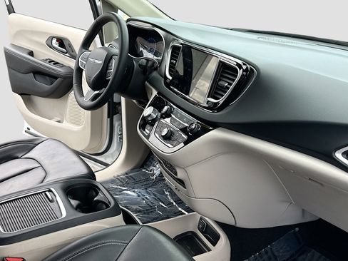 Used 2023 Chrysler Pacifica Touring-L FWD image 5