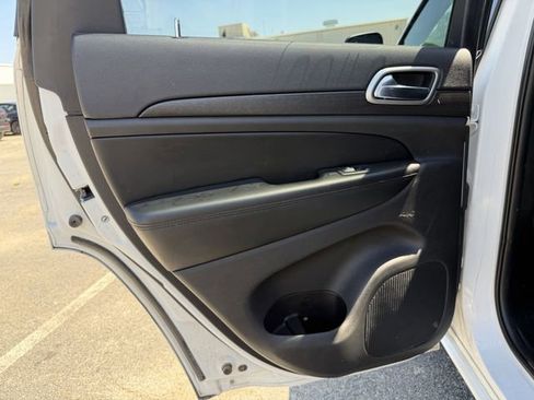Used 2017 Jeep Grand Cherokee Altitude AWD/4WD image 14