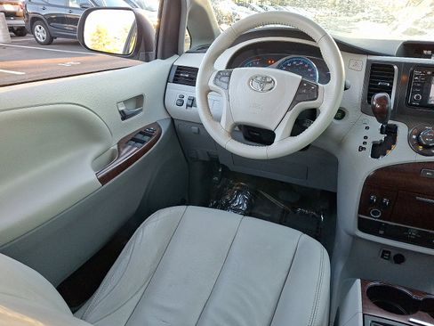 Used 2014 Toyota Sienna XLE w/ Entertainment Package image 14