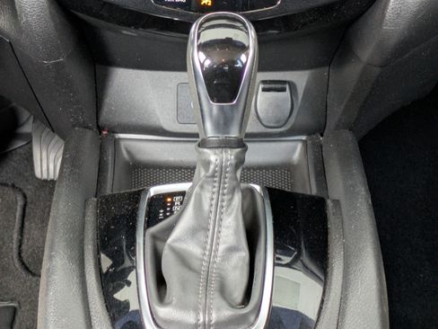 Used 2020 Nissan Rogue S FWD image 19