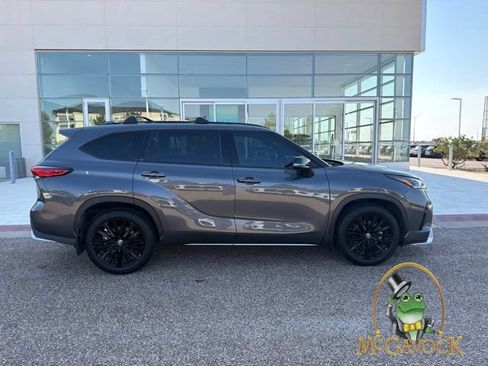 Used 2023 Toyota Highlander XSE FWD image 3