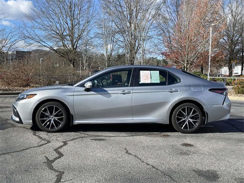 Used 2023 Toyota Camry SE image 2