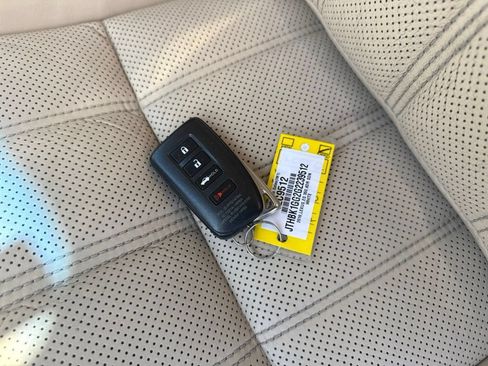 Used 2016 Lexus ES 350 w/ Luxury Package w/Wood Trim FWD image 32