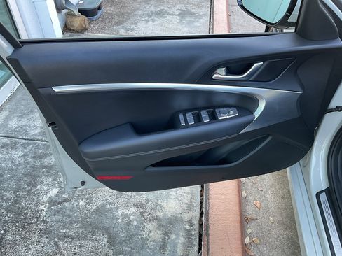 Used 2025 Genesis G70 2.5T image 13