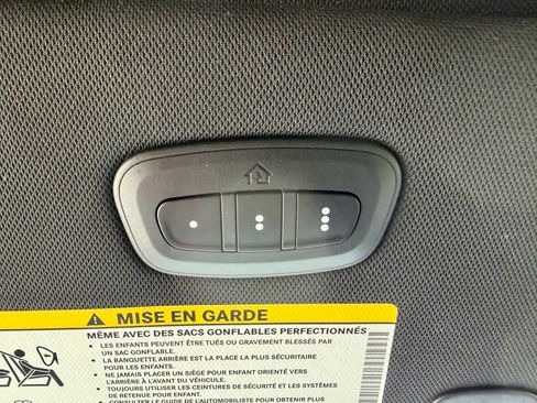 Used 2025 Chrysler Pacifica Select FWD image 32