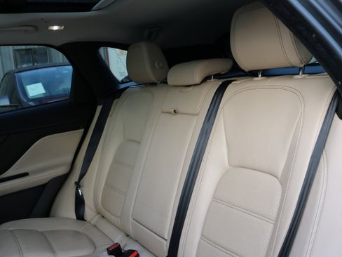 Used 2017 Jaguar F-PACE Prestige image 28