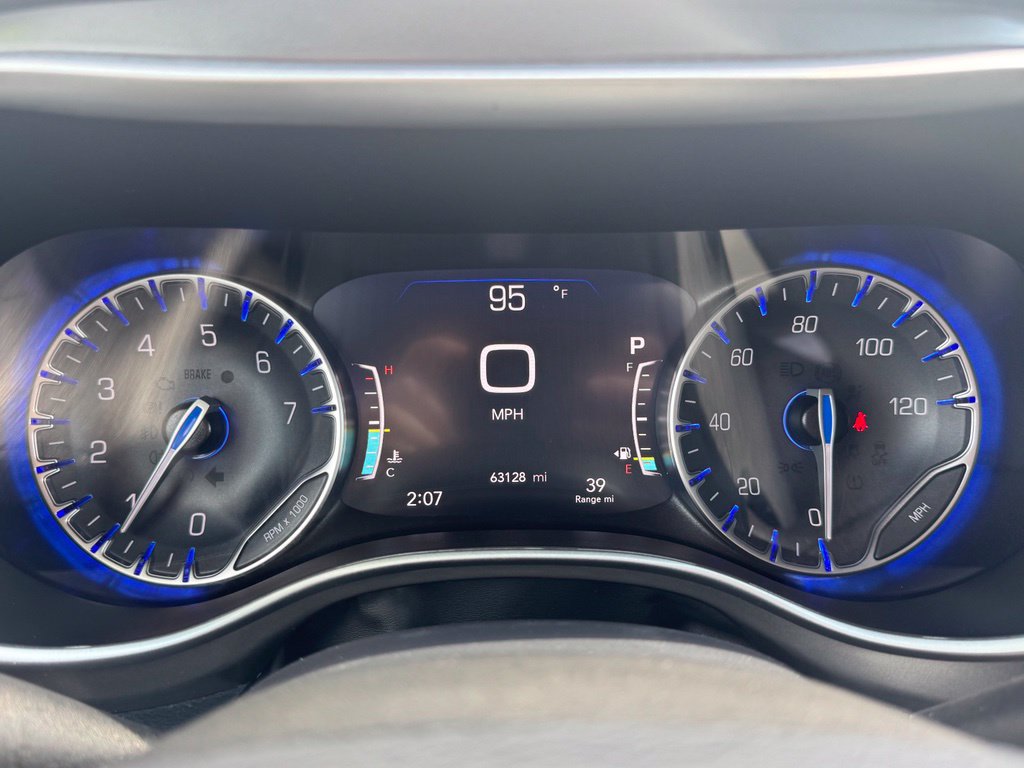 Used 2025 Chrysler Pacifica Select FWD image 9