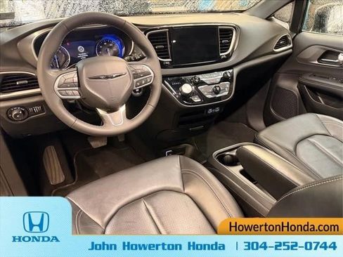 Used 2025 Chrysler Pacifica Select FWD image 9