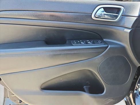 Used 2018 Jeep Grand Cherokee Altitude AWD/4WD image 10