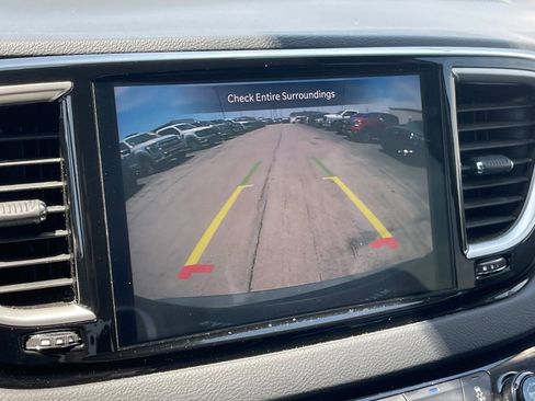 Used 2023 Chrysler Pacifica Touring-L FWD image 22