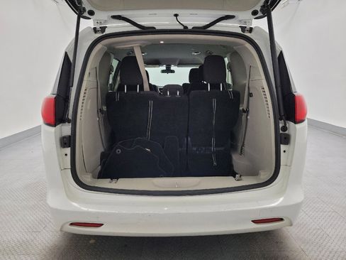 Used 2022 Chrysler Voyager LX image 29