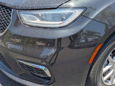 Used 2023 Chrysler Pacifica Touring-L FWD image 11