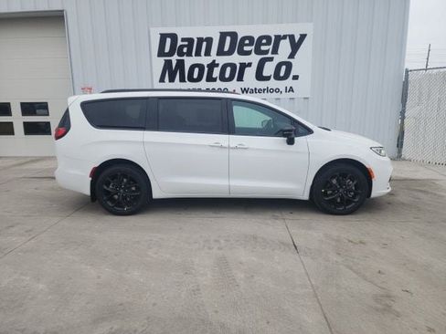 New 2026 Chrysler Pacifica Select AWD/4WD image 7