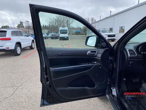 Used 2018 Jeep Grand Cherokee Laredo image 14