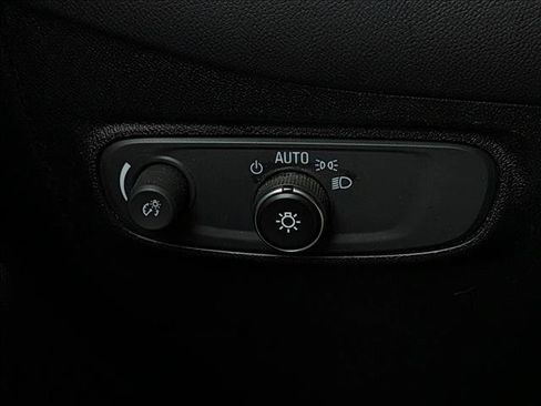 Used 2018 Chevrolet Equinox LT image 12