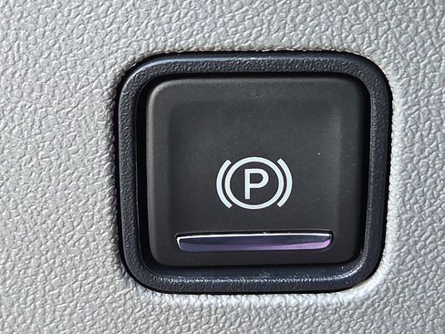 Used 2024 GMC Terrain SLE image 22