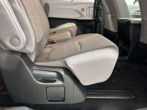 Used 2025 Toyota Sienna LE image 54