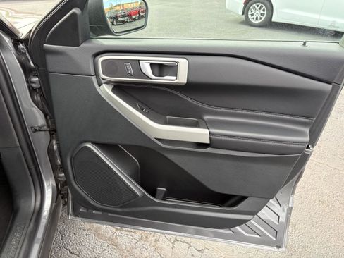 Used 2023 Ford Explorer XLT image 28