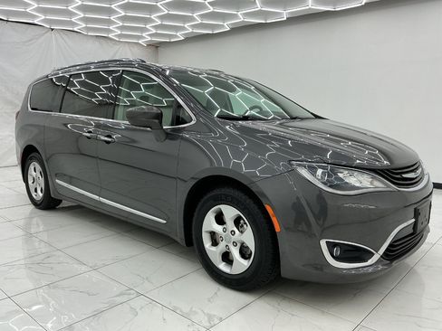 Used 2018 Chrysler Pacifica Touring-L FWD image 7