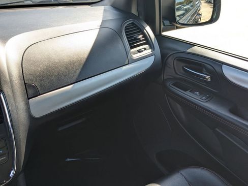 Used 2017 Dodge Grand Caravan GT image 4